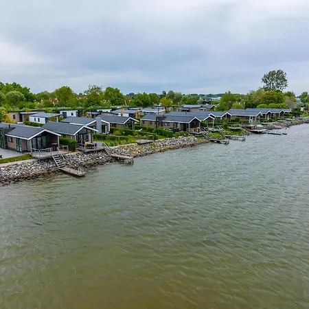 Modern Located On The Markermeer شاليه
